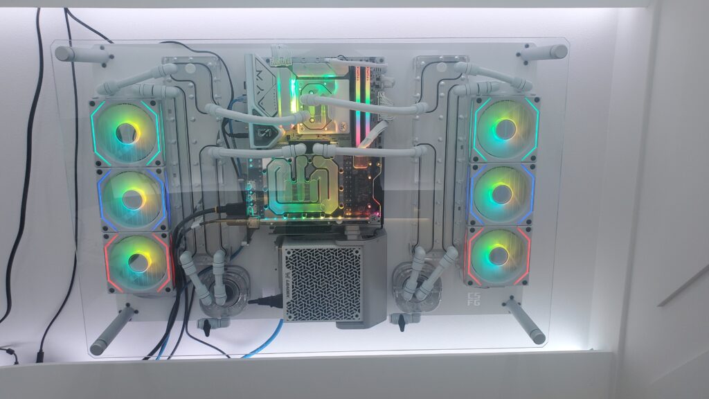 ゲーミングハウスのショールームに展示されたハイスペックPC